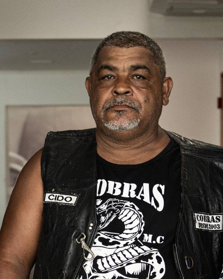 Motociclista de colete e camiseta do motoclube