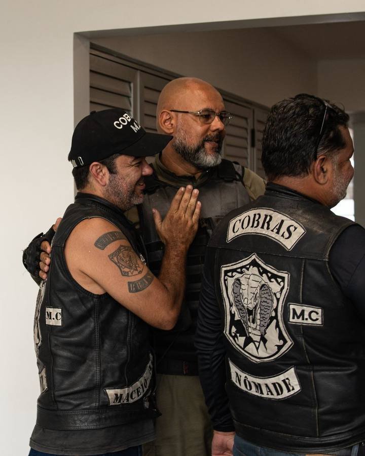 Motociclistas se cumprimentam no hospital